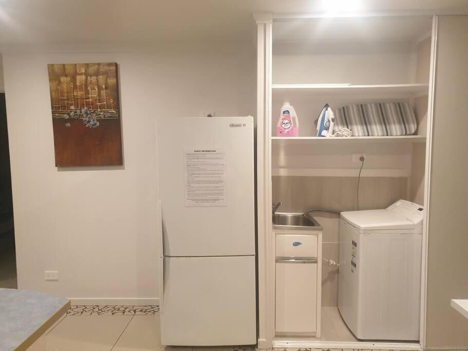 Pet Friendly & Spacious Two Bedroom Guest Unit Калаундра Екстер'єр фото